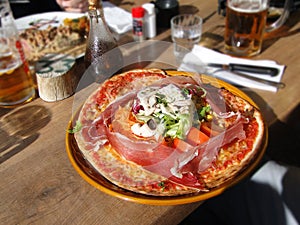 Pizza montagnard includes a salad