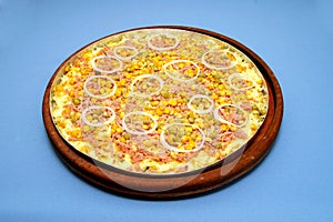 Pizza mozarella with ervilha, corn, onion rings