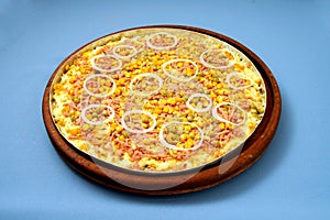 Pizza mozzarella with ervilha corn and onion rings 1