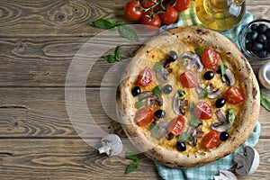 Velký kruhový plát světlého těsta houby rajčata a olivy 