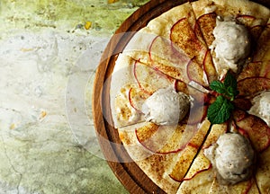 Pizza with pears and ice cream