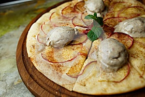 Pizza with pears and ice cream