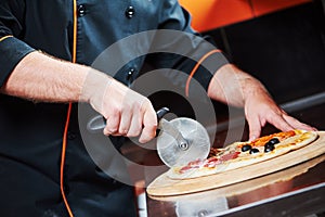 Pizza preparartion - cutting