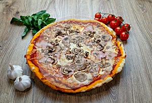 Pizza prosciutto e funghi top angle