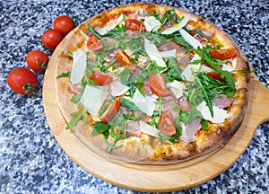 Pizza prosciutto, rucola e parmegiano, italian food.