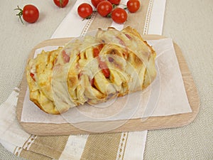 Pizza Pull-Apart-Bread with tomatoes and cheese