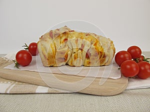 Pizza Pull-Apart-Bread with tomatoes and cheese