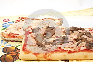 Pizza rettangolare prosciutto e funghi d`asporto photo