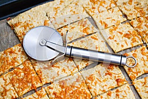 Pizza round knife made of stainless steel, put on cheese cracke