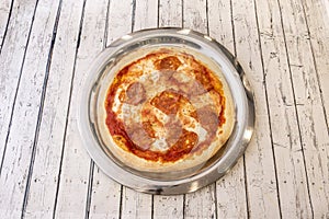 Pizza sencilla con queso mozzarella, lonchas de chorizo picante con oregano photo