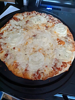 Pizza with seven cheeses