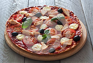 Pizza with tomatoes,chicken and mozzarella