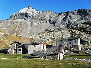 pizzo scalino e rifugio con sole e senza neve, alta Valtellina