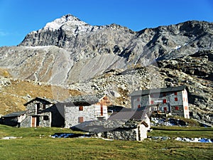 pizzo scalino e rifugio con sole e senza neve, alta Valtellina photo