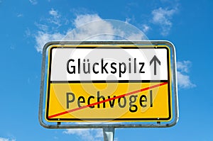 Place-name sign GlÃ¼ckspilz/Pechvogel