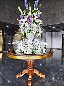 Placing decorative flowers in the middle of the meeting room makes the room more beautiful and elegant.