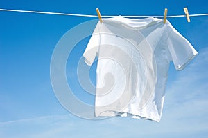Obyčajný biely na šnúra na vešanie prádla 