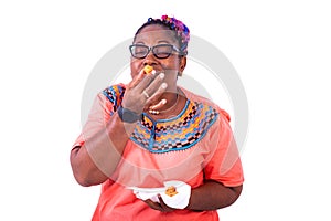 Plan portrait of a woman eating kibble