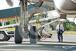 Plane cargo loading supervision