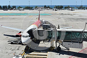 The plane at the telescopic gangway at the airport