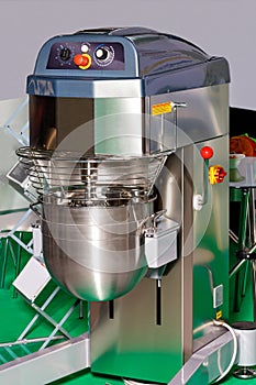 Planetary mixer for high-precision mixing results in food processing