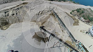 A plant for the extraction and production of gravel in an industrial quarry
