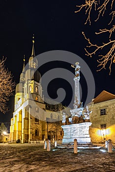 Plaketový stĺp s názvom Trojičný stlp v meste Trnava na Slovensku