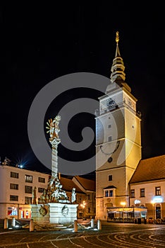 Plaketový stĺp a mestská veža na Námestí Svätej Trojice v Trnave