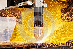 Plasma or laser cutting metalworking with sparks