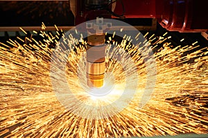 Plasma or laser cutting metalworking with sparks