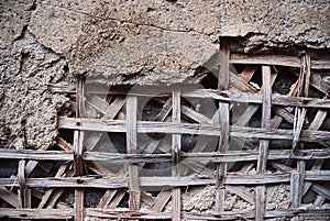 Plaster uncovering battens