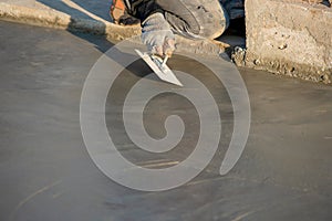 Plastering or pouring the floor