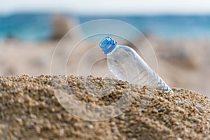 El plastico una botella sobre el Playa 