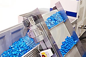 Plastic bottle cap conveyor