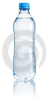 El plastico una botella de bebiendo Agua en blanco 