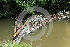 Plastové fľaše a iné odpadky zastavila prekážka na rieke v Národnom parku Slovenský raj