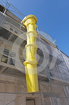 Rubble evacuation chute on a construction site