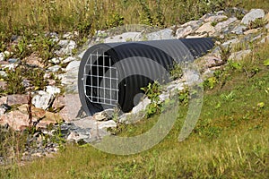 Plastic corrugated drainage pipe with grate