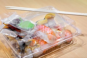 Plastic Disposable Lunch Box with Cheap Sushi