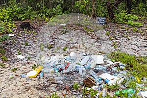 El plastico basura sobre el Playa 