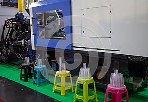 Plastic injection molding press machine