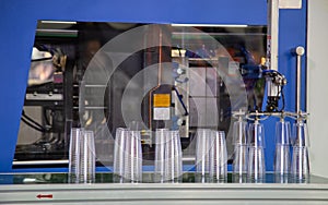 Plastic injection molding press machine