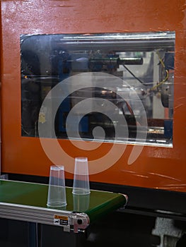 Plastic injection molding press machine