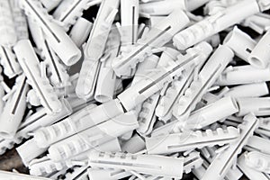 Plastic straddling dowel