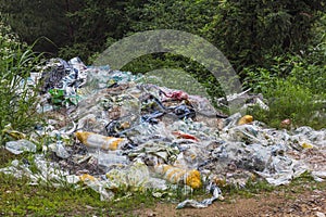 El plastico cesta a basura en 