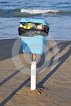 Plastic waste sorting bin for recycling