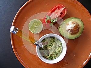 Plat of guacamole