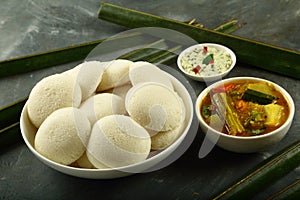 Plate of delicious iddly with sambar ,chutney.