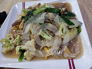 a plate of kwetiau