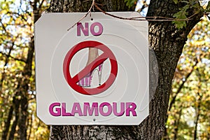 The plate of No glamour, the sign